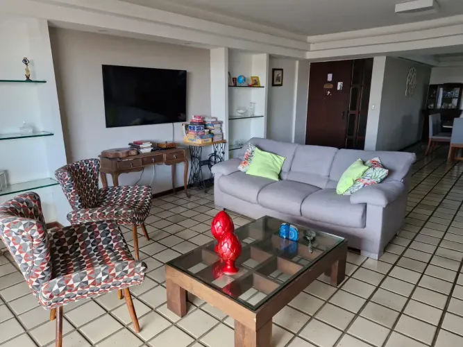 Apartamento nas Graça, 217 m², 4 quartos (3 sts, alto, nasc, 2 vgs cob. Recém reformado.