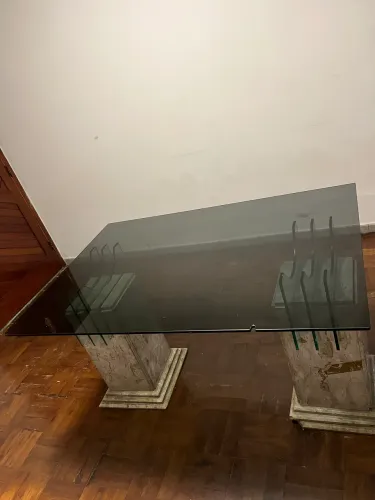 Vendo Mesa Vintage - com base em mármore natural e tampo de vidro fumê