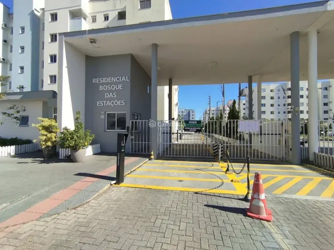 Apartamento dois dormitórios, próximo de comércios da região.