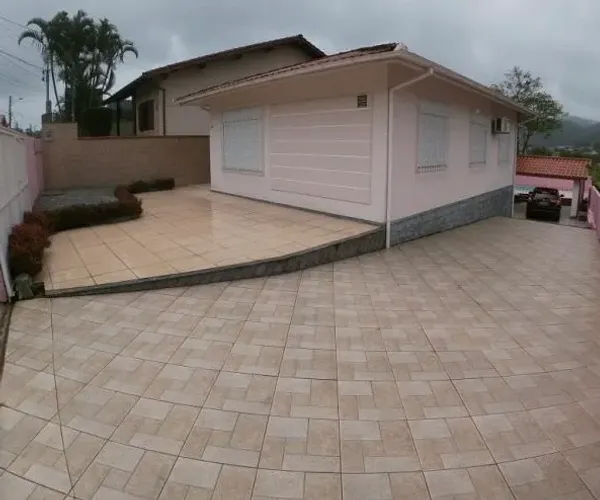 Casa com 2 Quartos, Closet e Amplo Terreno | Pronta para Morar