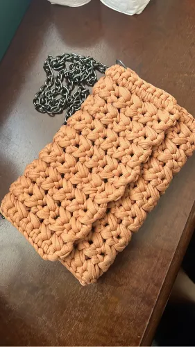 Bolsa de Ombro em Crochê de Fio de Malha, na cor salmão/caramelo alça corrente prata velho