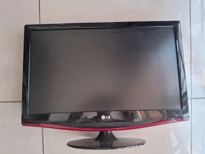 TV MONITOR LG FLATRON M237WA - PM - DEFEITO - ACENDE LUZ POWER MAS COM A TELA PRETA