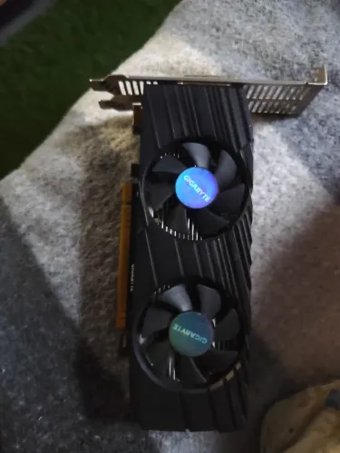Placa de vídeo gigabyte para reparo ou tirar componentes