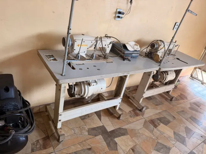 Máquina de Custura Reta Singer 