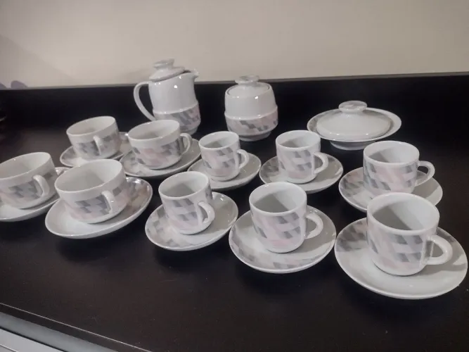 Joguinho d chá e cafezinho porcelana pozzani com 23 peças..detalhe em uma xícara d caf