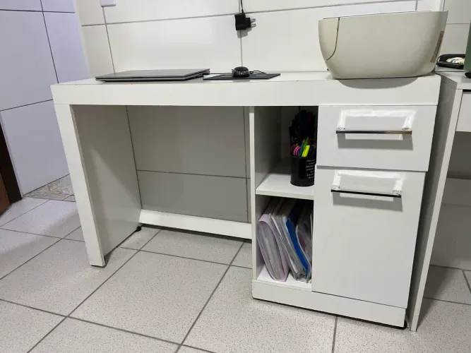 Mesa escrivaninha branca com 2 nichos organizadores e 2 gavetas
