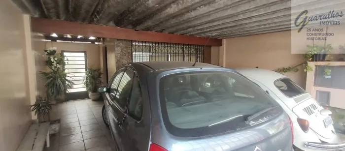 sobrado em exelente localizaçao com 3 dormitorios sala com 3 mbientes 3 wc corredor latera