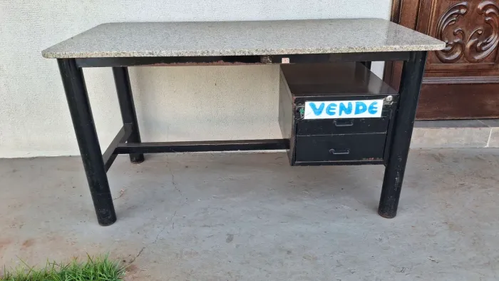 MESA DE ESCRITÓRIO COM TAMPO DE GRANITO