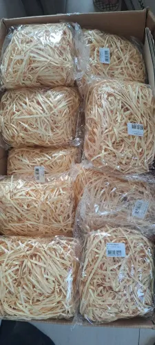 Palha e caixa para cesta de presente