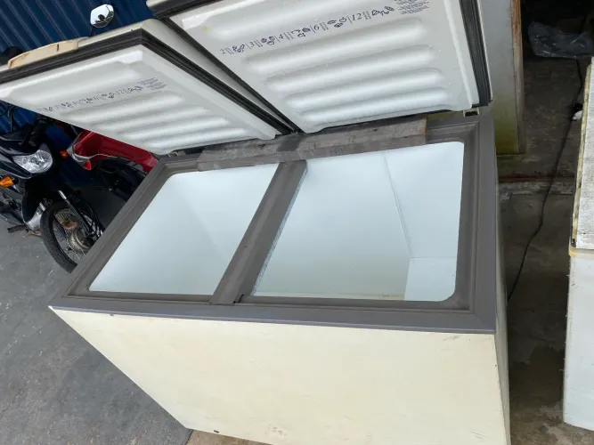 Vendo dois freezers 1 cônsul e 1 metalfrio 