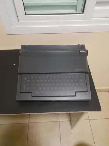 Máquina de Escrever Olivetti Praxis 20 - Leia o anuncio