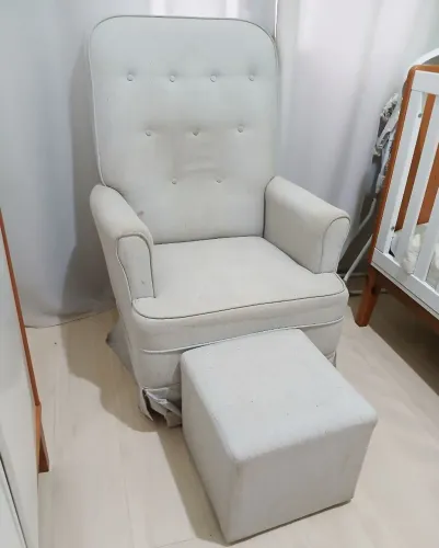 Poltrona Amamentação Balanço com Puff