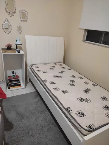 Cama laqueada de solteiro com colchão