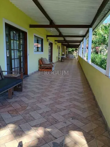 CD-Chácara 1.800m²- Sta Branca-Piscina, 3 Qtos, Área Gourmet, fogão a lenha-20km Jacareí