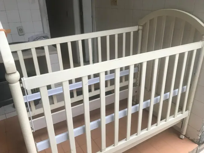 Berço de Madeira Branco Completo com Estrado Regulável e Colchão - Ótimo Estado