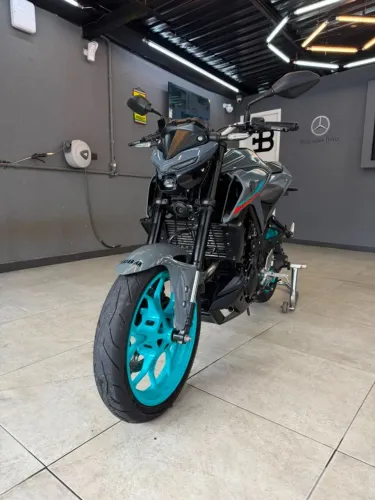 Moto impecável, pronta pra rodar.