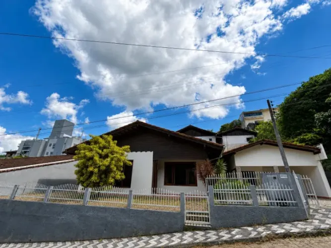 Pitoresca casa no Garcia em Blumenau com edicula com jardim em rua calma sem saída