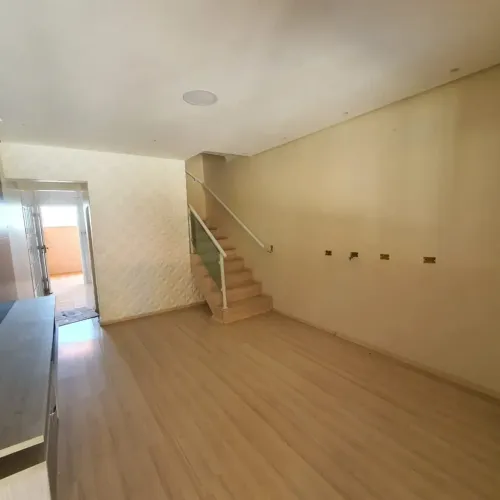 Casa de condomínio para aluguel e venda tem 130 metros quadrados com 2 quartos