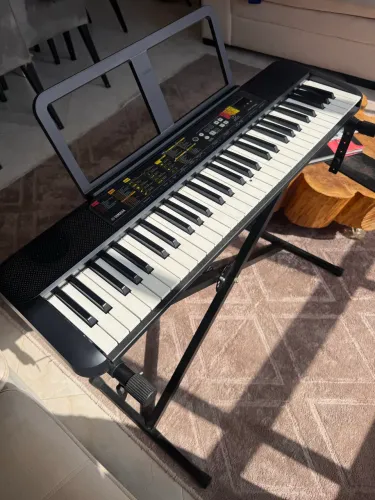 Teclado musical yamaha Psr-f52 61 teclas + fonte + pedestal 