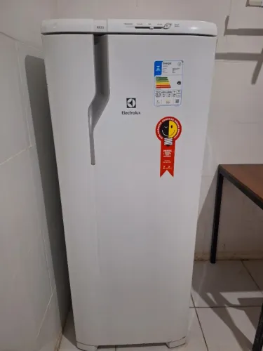 VENDO ELECTROLUX RE31 SEMI NOVA EM PERFEITO ESTADO. 