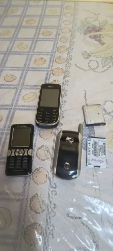 Quatro telefone antigo sucata ler anuncio