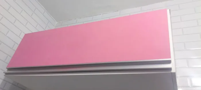Armário aéreo rosa