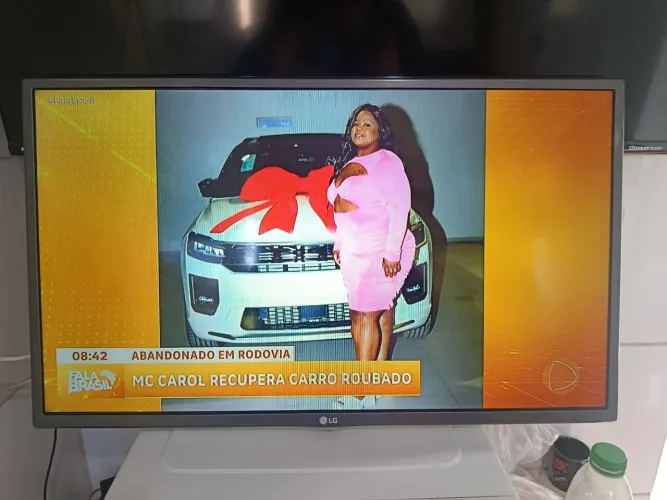 Tv 32 smart LG , com controle e suporte para parede.