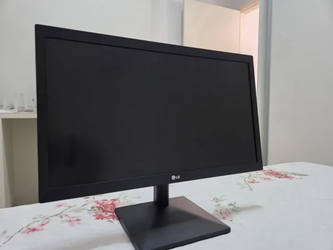 Monitor LG<br><br>R$ 300,00