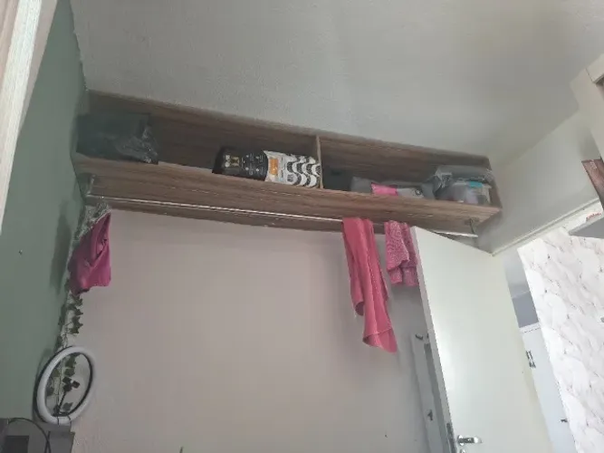 Suporte com cabideiro