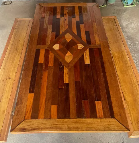 Mesa Detalhada em Madeira 