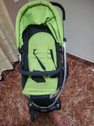 Carrinho de bebê 2 em 1 com moises.