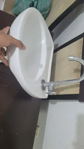 Pia de banheiro com torneira e sifão - pronta para instalar