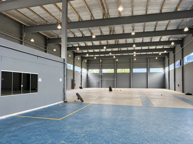 Galpão com 1.300 m² | 3 docas e amplo pátio no CICOBI | BBiguaçu para locação.