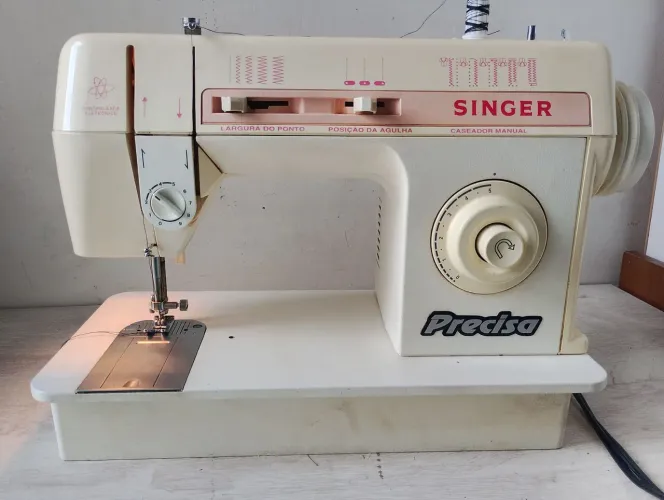 Máquina de costura 110V funcionando perfeitamente só pegar e usar 