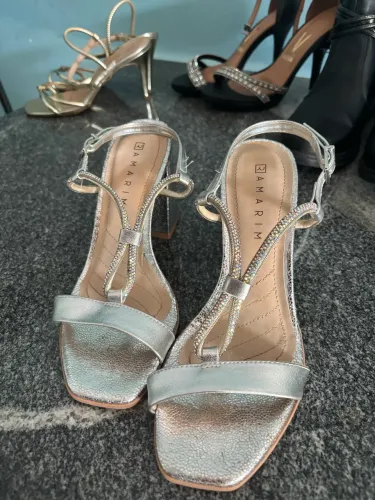 Vendo 4 pares de calçados femininos, todos tamanho 37 e usados apenas 1 vez.