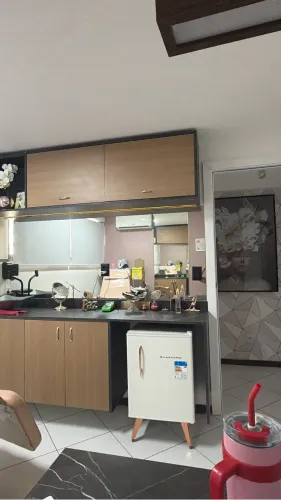 Vendo mesas , cadeiras , lustres , ar condicionado, tudo de uma sala de estética 