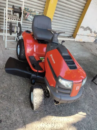 Trator cortador de grama Husquarna
