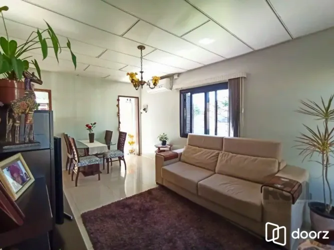 Casa com 3 quartos espaçosos, 2 banheiros bem distribuídos e 2 vagas de garagem