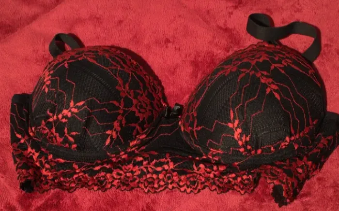 Sutiã preto com detalhes vermelho em renda tam 48