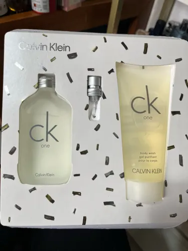 Calvin Klein CK One Kit - EDT 50ml + Gel de Banho 100ml (sem a caixa)