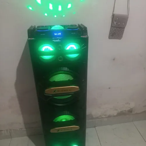 Caixa de som semi nova com controle microfone