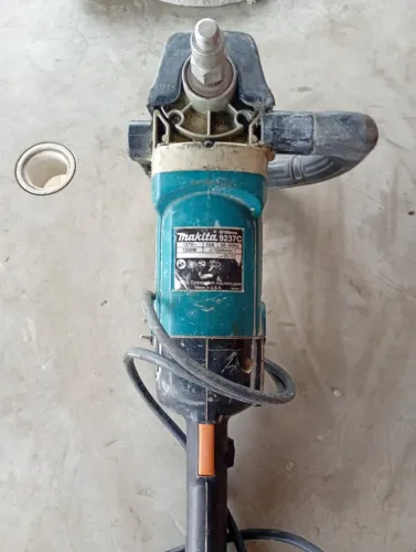 Politriz Makita 9237 C semi nova