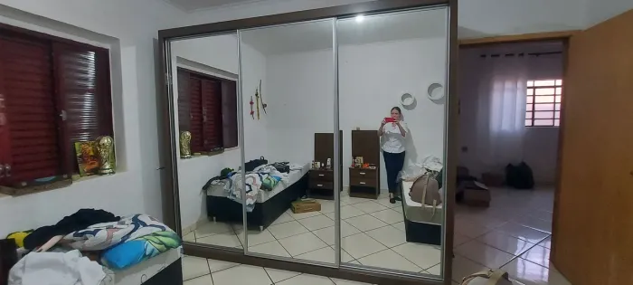 Guarda roupa grande com espelho 