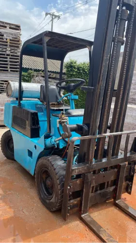 Empilhadeira Clark 2,5 toneladas a gás 