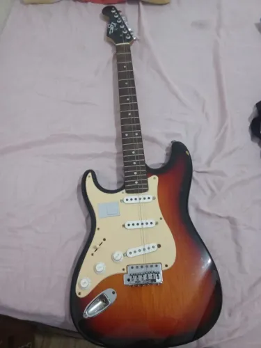 Guitarra Eagle Stratocaster Canhoto Sunburst
