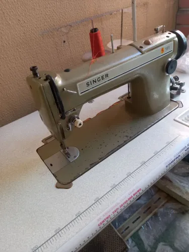 Máquina de costura reta industrial e overlok em perfeito estado $1400 as duas