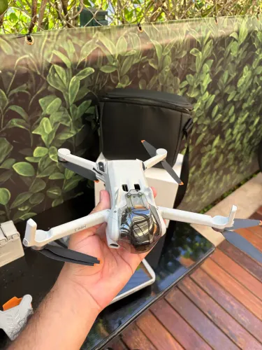 DJI Mini 3 Fly More Combo + Controle DJI RC com Tela - Apenas 2 meses de uso