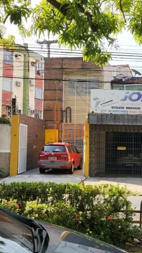 Um Lugar Imóveis vende: Casa com 2 quartos, ampla, segura e com espaço para trabalho em lo
