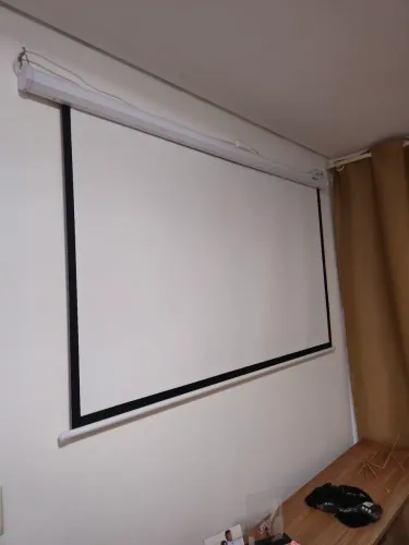 Tela de Projeção Retrátil Elétrica 84" com Controle Remoto - Impecável!