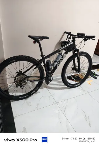 Bike Rava Pressure aro 29 - Preta e Branca